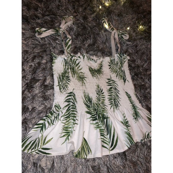 H&M Tops - 🌴Green and white leaf print tie top🌴